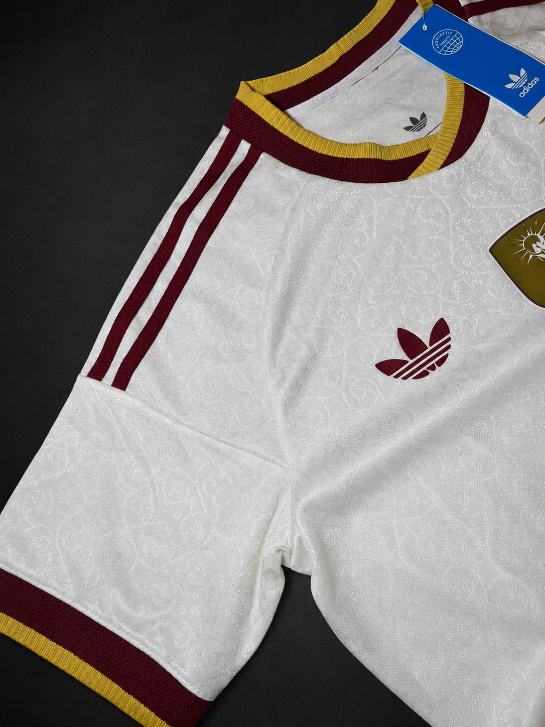 Detalle de la manga y etiqueta de la camiseta blanca