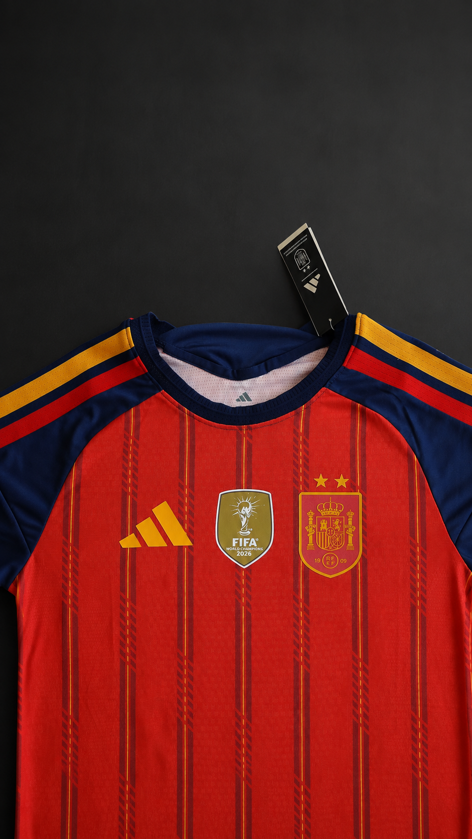 Detalle del pecho de la camiseta roja con escudo y parche