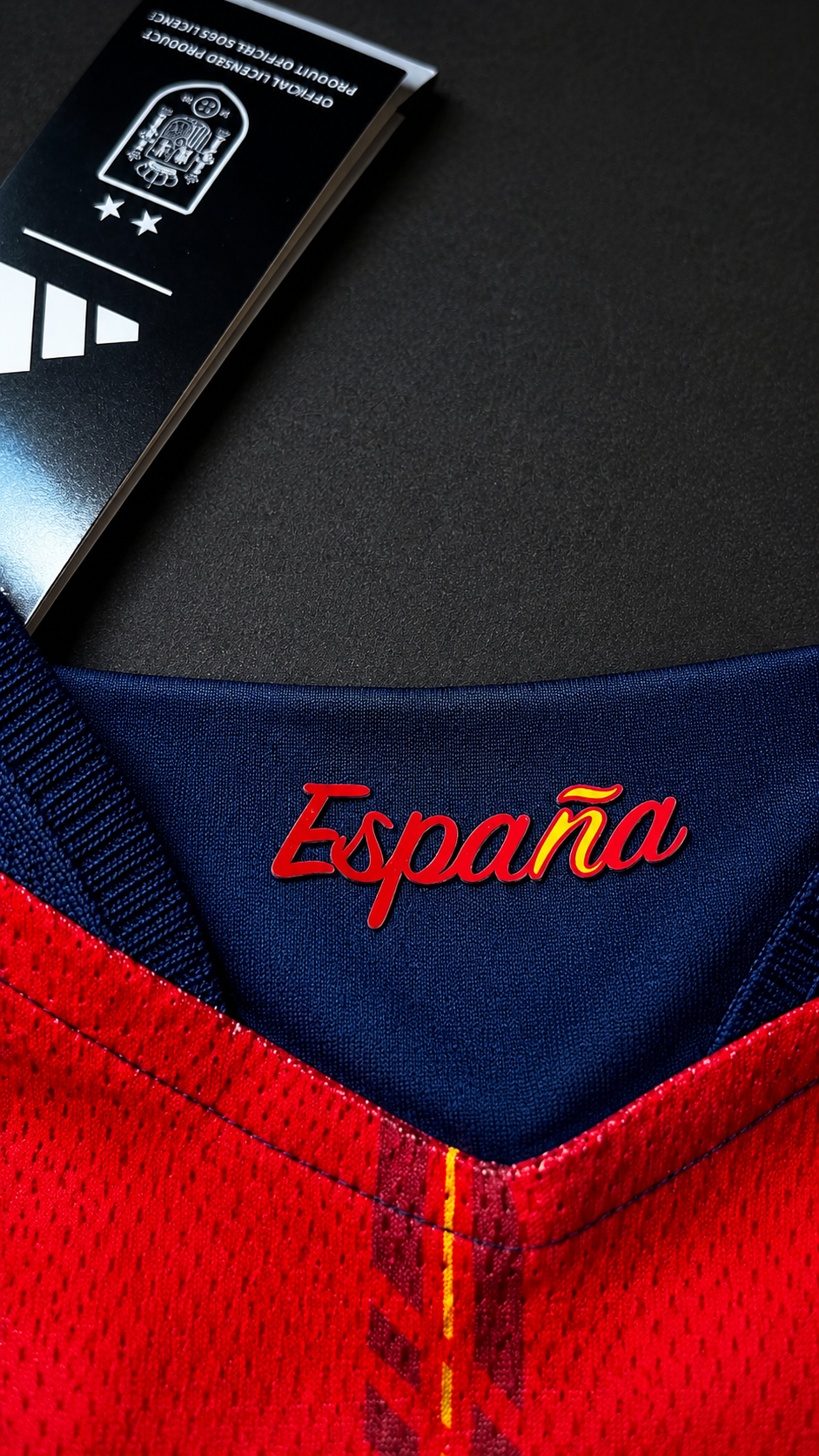 Detalle trasero del cuello con la inscripción España