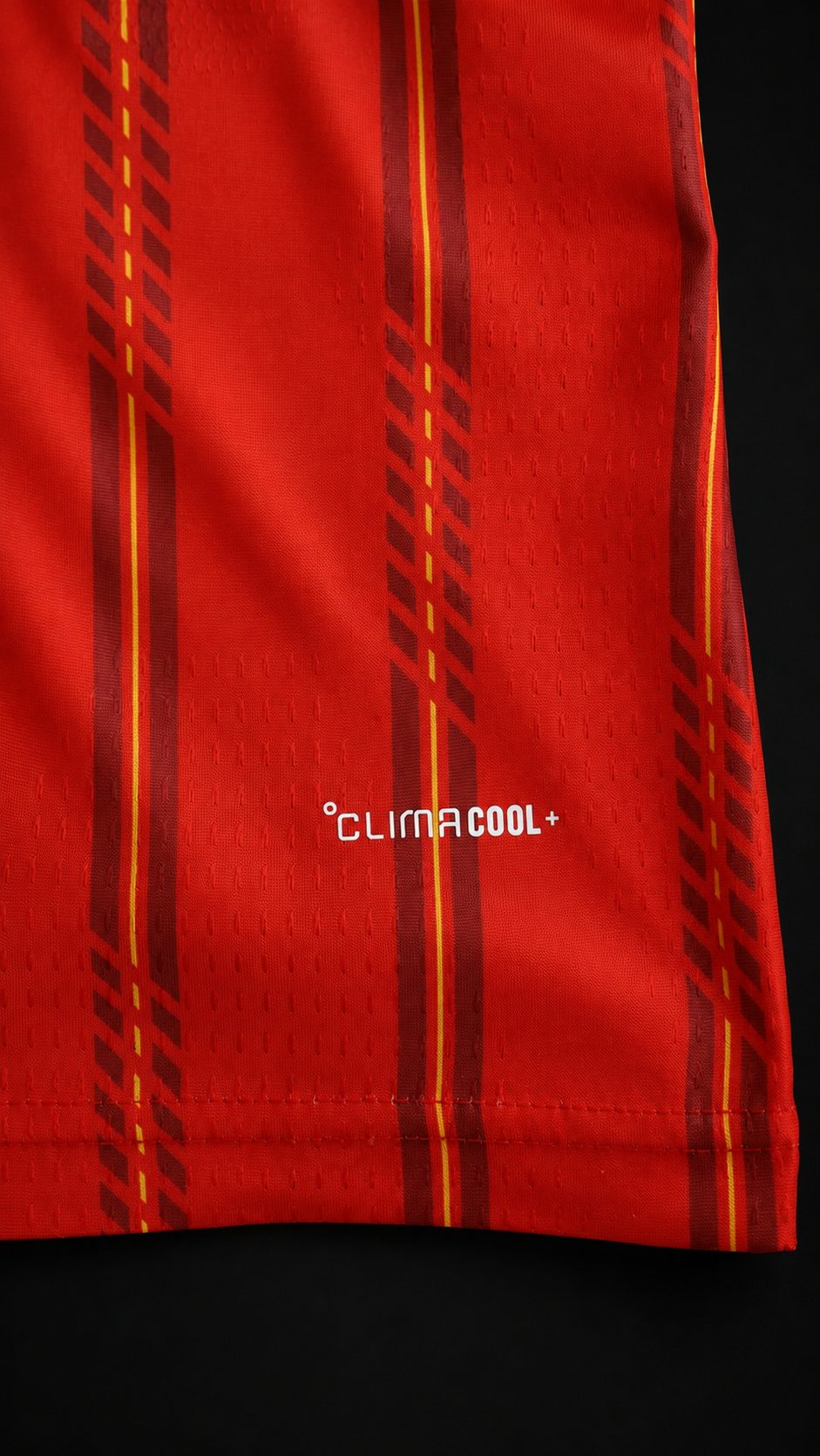 Detalle del tejido Climacool+ de la camiseta roja